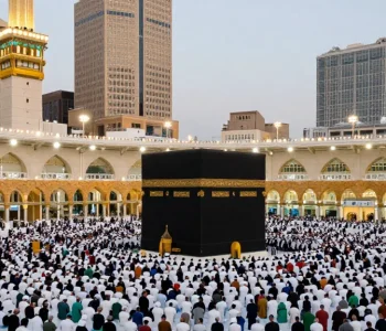 Experiencing umroh Itikaf during Ramadan at the breathtaking Masjid al-Haram, with vibrant atmosphere, spiritual energy, and cultural tourism highlights.