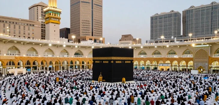 Experiencing umroh Itikaf during Ramadan at the breathtaking Masjid al-Haram, with vibrant atmosphere, spiritual energy, and cultural tourism highlights.